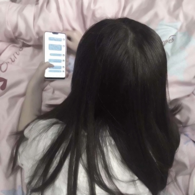 女生玩手机背影头像合集 17张高清微信女头