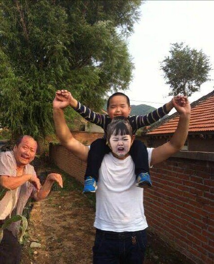 权律二和表情包顶流的P图合影火了