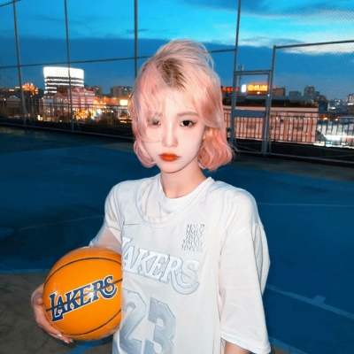 12张氛围感拉满的染发女生头像 又美又时髦