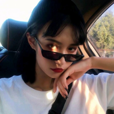 戴眼镜霸气女生头像合集 30张高清新潮酷感图