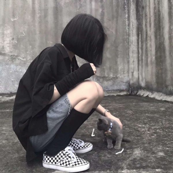 抱着猫不露脸的侧面女生头像 14张高清最新图