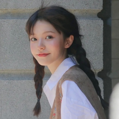 最新高清女生真人QQ头像 共11张好看美图