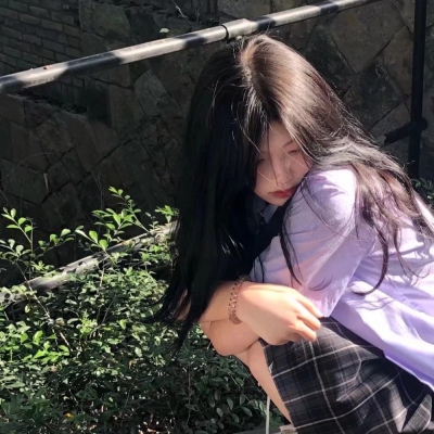 12张氛围感拉满！背景带花的唯美女生真人头像