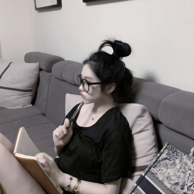 戴眼镜霸气女生头像合集 30张高清新潮酷感图