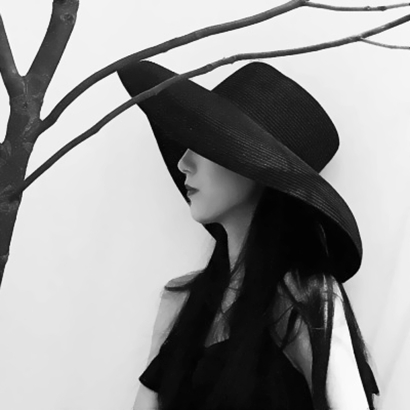 12张氛围感拉满的黑白高清女生头像 带着淡淡的灰色心情