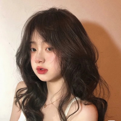 9张氛围感拉满的卷发女生微信头像，又潮又仙