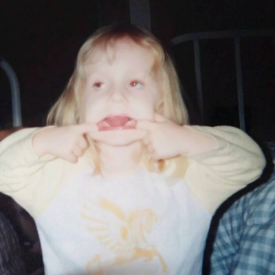 欧美小孩搞怪头像合集！酷拽又呆萌的女生头像素材共11张