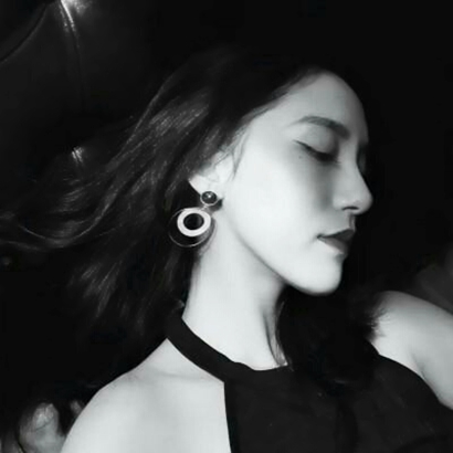 女生黑白微信头像合集 15张高清好看的美女头像