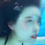 9张高清水中露脸女生头像 氛围感拉满的唯美女头合集