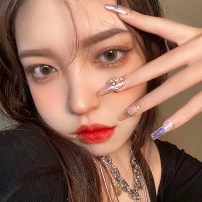 最新款个性女生头像来啦！共8张风格独特的女生头像合集，由小脸头像网更新发布，可供用户直接取用。