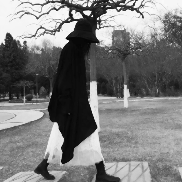 女生冷酷背影黑白伤感头像合集 10张超清精选