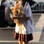 手拿鲜花不露脸的女生头像合集（10张）