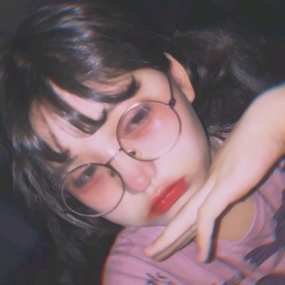 戴眼镜霸气女生头像合集 30张高清新潮酷感图