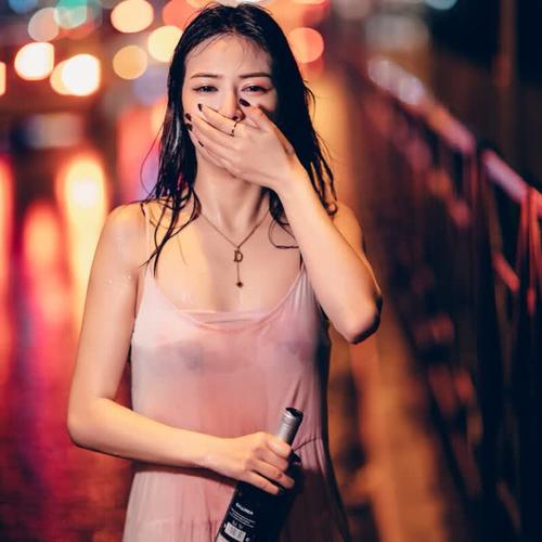 女生手拿杯子的头像合集来啦，共22张
