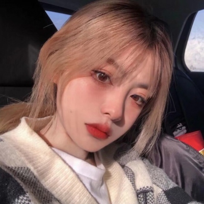 最新款个性女生头像来啦！共8张风格独特的女生头像合集，由小脸头像网更新发布，可供用户直接取用。