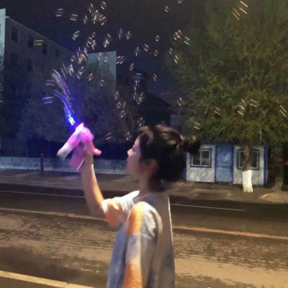 微信闺蜜头像来啦！10张高清玩泡泡机的女生双人头像