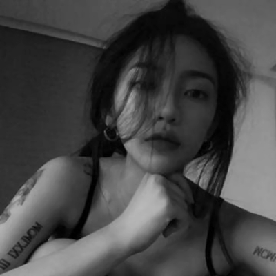 黑白丧系真人女生头像！12张高清酷飒丧感黑白图合集