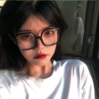 女生戴眼镜甜酷风真人头像合集来啦，共8张