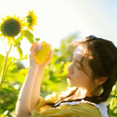 暖色系爱笑阳光女生高清头像合集 共17张