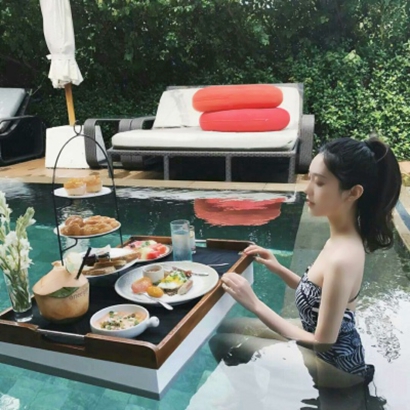 女生微信头像免费下载合集来啦！这里整理了16张适合用作微信头像的女生头像，涵盖多种风格可供挑选。