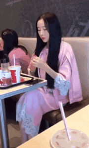 精致女孩喝水吃饭的样子，看完忍不住存表情包了！