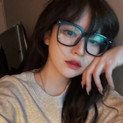 5月戴眼镜的漂亮小姐姐个性头像合集（9张）