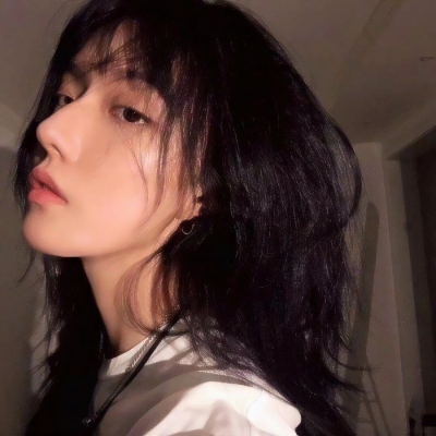 14张高清真人帅气冷感女生QQ头像