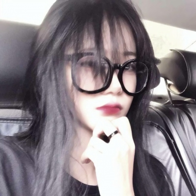 戴眼镜霸气女生头像合集 30张高清新潮酷感图