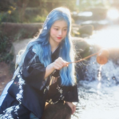 12张氛围感拉满的染发女生头像 又美又时髦