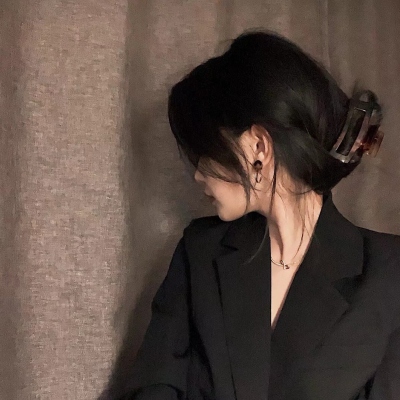 暗色调微丧感真人女生头像 9张合集