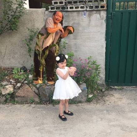 权律二和表情包顶流的P图合影火了