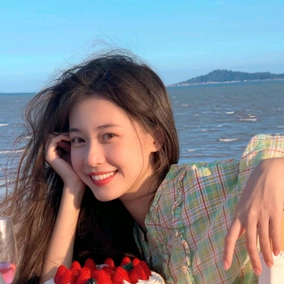 像草莓蛋糕一样甜！同一女生的6张海边头像合集