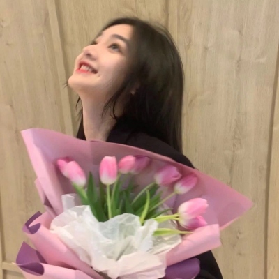 12张氛围感拉满！背景带花的唯美女生真人头像