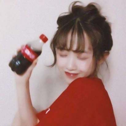 12张高清红色衣服女生头像 时尚氛围感拉满