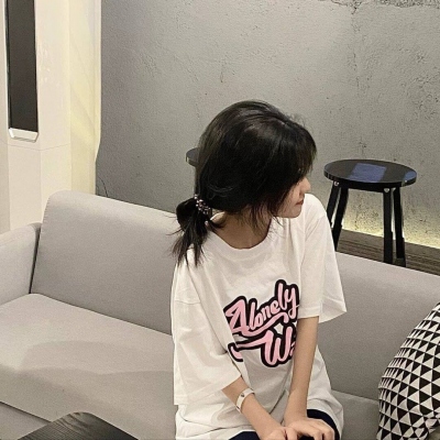 女生酷酷的真人微信头像合集 共12张