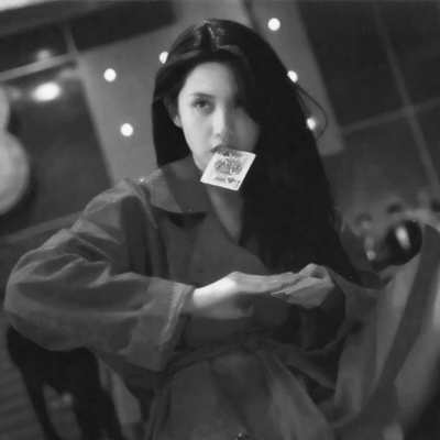 26张高清港风复古黑白女生头像，氛围感拉满