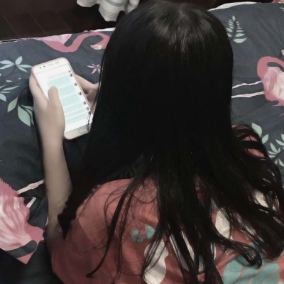 女生玩手机背影头像合集 17张高清微信女头