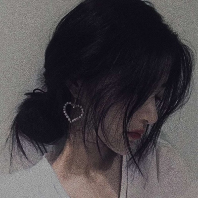 10张氛围感拉满的丧系女生真人伤感头像