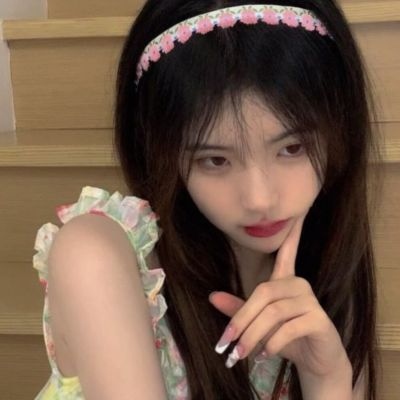 女生酷酷的真人微信头像合集 共12张