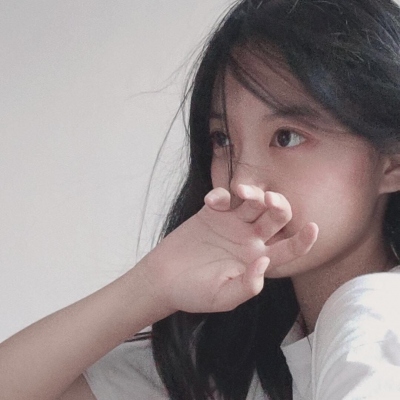 9张又丧又唯美的女生真人头像，氛围感拉满