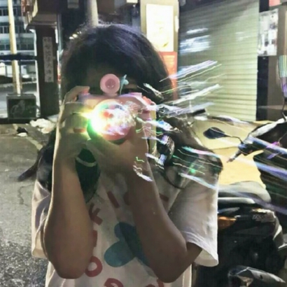 微信闺蜜头像来啦！10张高清玩泡泡机的女生双人头像