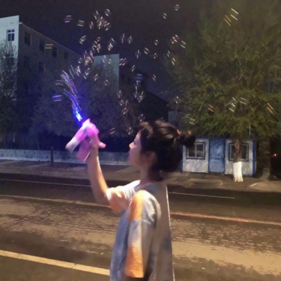 双人闺蜜头像来啦！14张拿泡泡机的女生高清头像合集
