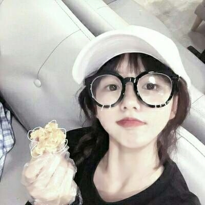 15张高清真人眼镜女生头像 个性氛围感拉满