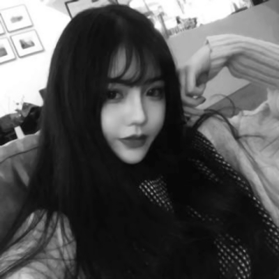 黑白丧系真人女生头像！12张高清酷飒丧感黑白图合集