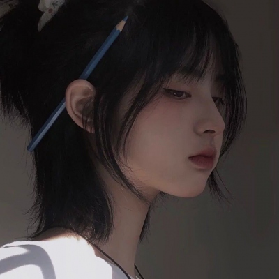 9张又丧又唯美的女生真人头像，氛围感拉满