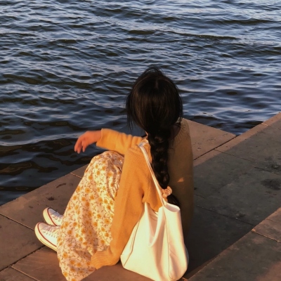 女生不露脸唯美背影真人头像（14张）