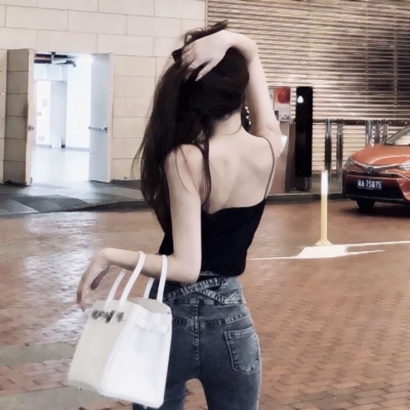 女生微信头像免费下载合集来啦！这里整理了16张适合用作微信头像的女生头像，涵盖多种风格可供挑选。
