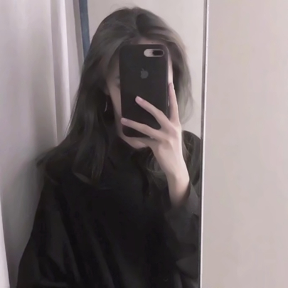 9张高清真人歪头女生自拍头像 时尚感拉满