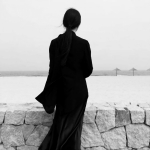 女生冷酷背影黑白伤感头像合集 10张超清精选