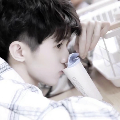 19张高清高冷风男生网图头像合集